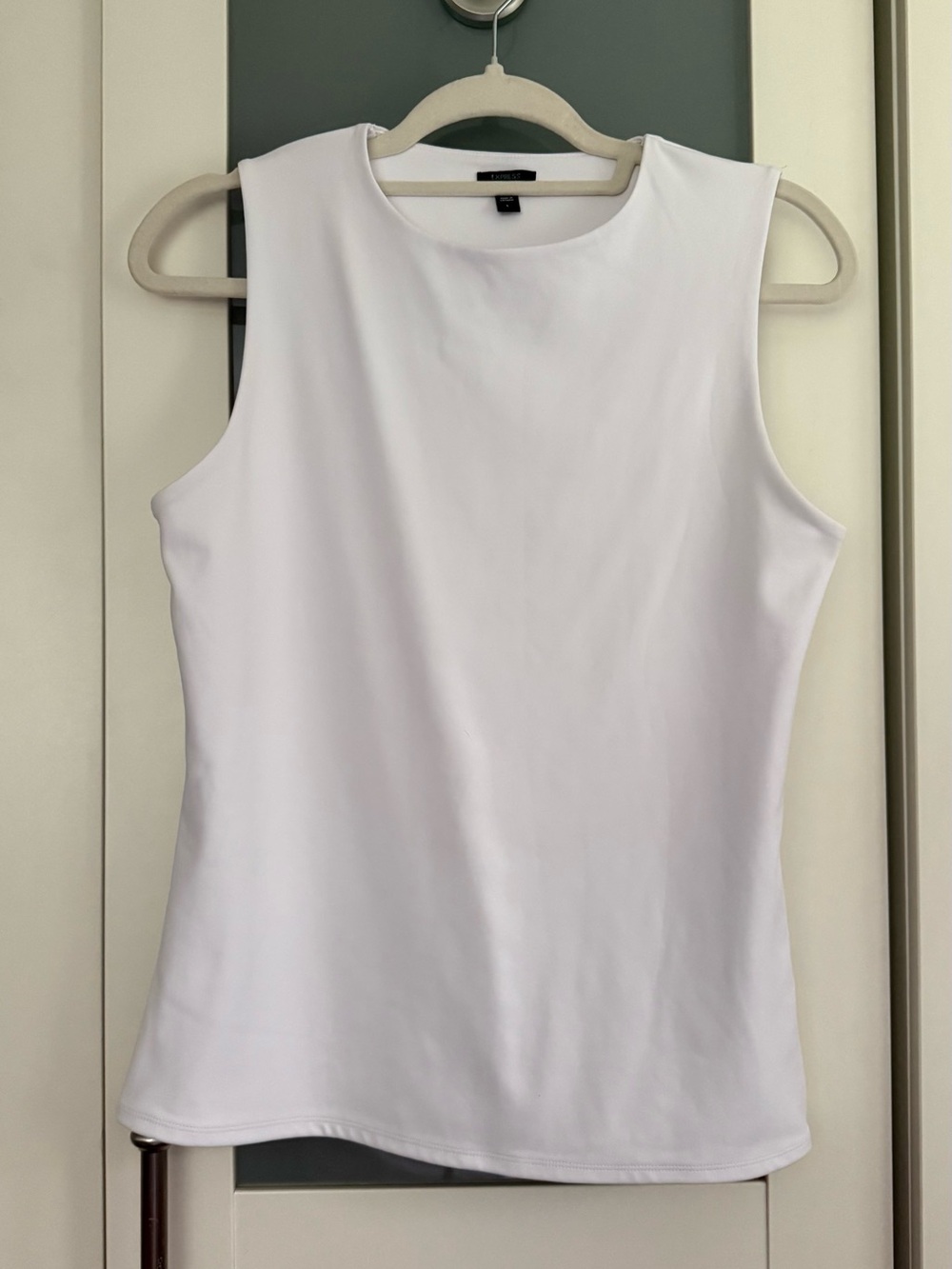 Express Body Contour White Sleeveless Top Large